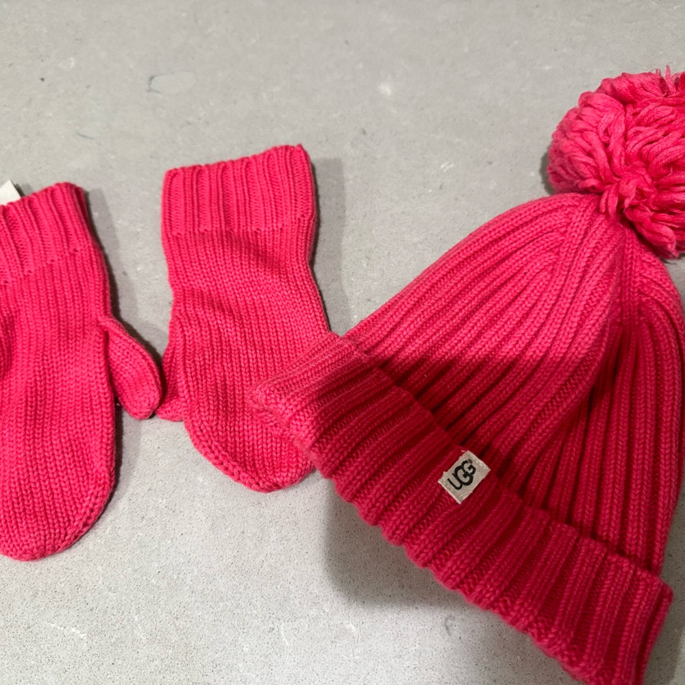Little Girls UGG size 4-6
Wool-Blend Mittens and little girls Pom Pom Beanie